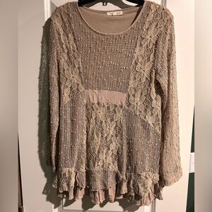 Women’s Medium Indigo Soul Cream and tan lace top with a boho vibe.